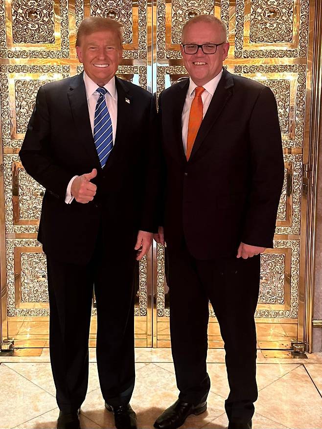 공화당 대선 후보인 도널드 트럼프 전 대통령(왼쪽)과 스콧 모리슨 전 호주 총리가 14일 뉴욕 트럼프타워에서 만나 기념 촬영을 하고 있다. /X(옛 트위터)