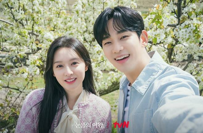 tvN '눈물의 여왕'에 출연한 배우 김지원(왼쪽), 김수현. /tvN