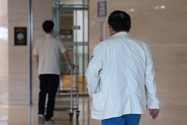 지난 12일 서울 시내 대형병원에서 의료진이 이동하고 있다. /뉴스1