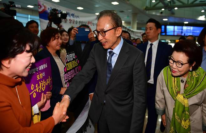 고향마을을 방문하기 위해 경북 포항역에 도착한 이명박 전 대통령과 김윤옥 여사가 16일 시민들로부터 환영을 받고 있다. /뉴스1