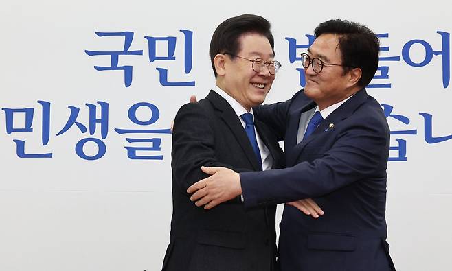 이재명 더불어민주당 대표와 우원식 국회의장 후보가 16일 오후 서울 여의도 국회에서 만나 포옹하고 있다. /뉴스1