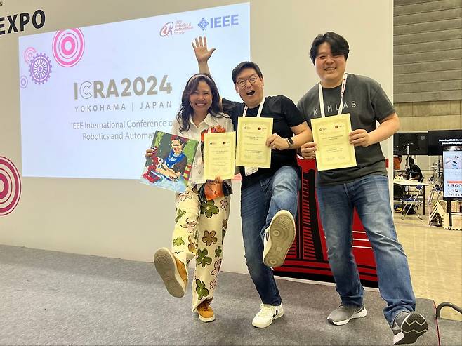 오혜진(왼쪽부터) 미국 카네기멜론대 로봇공학과 교수, 데니스 홍 미국 로스앤젤레스 캘리포니아대(UCLA) 기계공학과 교수, 김주형 미국 어바나 샴페인 일리노이대(UIUC) 전기컴퓨터공학과 교수가 16일 일본 요코하마에서 열린 '2024 국제로봇자동화 학술대회(ICRA)'에서 수상한 뒤 기념촬영을 하고 있다./데니스 홍