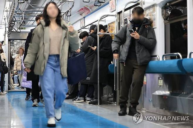 지난 1월 10일 오전 의자 없이 운행하는 서울 지하철 4호 열차에 승객이 탑승해 있다.ⓒ서울교통공사 제공