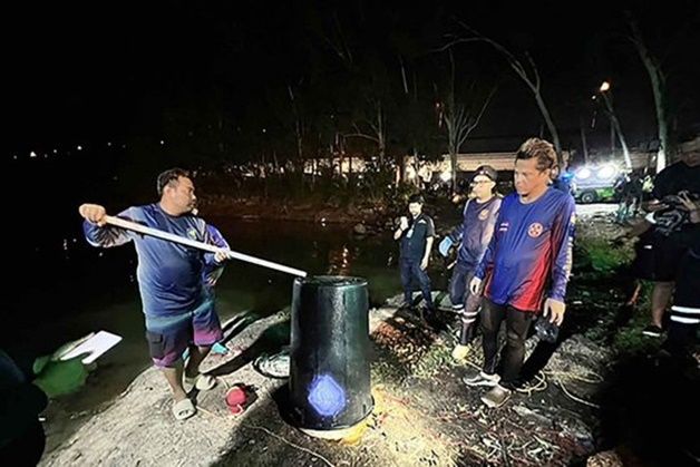 지난 11일 태국 잠수부가 저수지에서 시멘트로 메워진 검은색 플라스틱 드럼통 안에서 한국인 시신을 인양하고 있다. ⓒ 방콕포스트 홈페이지 캡처