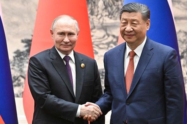 시진핑(오른쪽) 중국 국가주석이 16일 중국을 국빈 방문한 블라디미르 푸틴 러시아 대통령과 베이징 인민대회당에서 열린 정상회담에 앞서 악수를 하고 있다. ⓒ AFP/연합뉴스