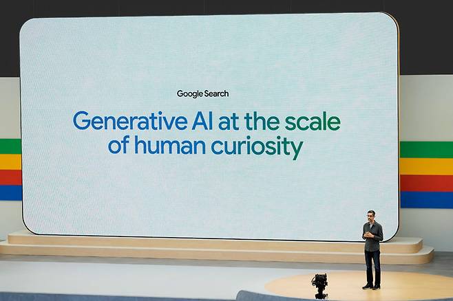 14일(현지 시간) 미국 캘리포니아에서 열린  구글 I/O 2024  행사에서 순다르 피차이 구글 최고경영자(CEO)가 인공지능(AI) 전략을 발표하고 있다. 구글은 생성형 AI  제미나이 를 검색 엔진은 물론이고 구글 포토, 워크스페이스 등 모든 서비스에 적용할 계획이다. 캘리포니아=AP 뉴시스