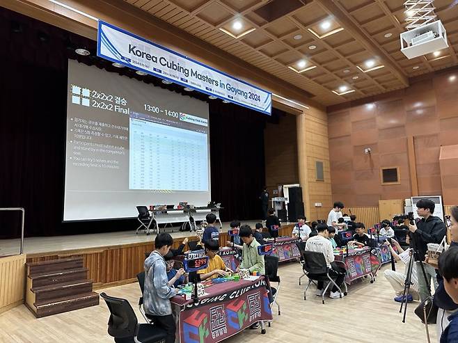 Korea Cubing Masters in Goyang 2024 대회에서 2x2x2 종목 결승전이 진행되고 있다. /권용재 의원 제공