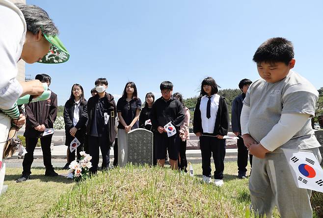 영광 염산중학교 학생들이 국립 5·18 민주묘지를 찾아 묘역에 참배하고 있다. 신소영 기자