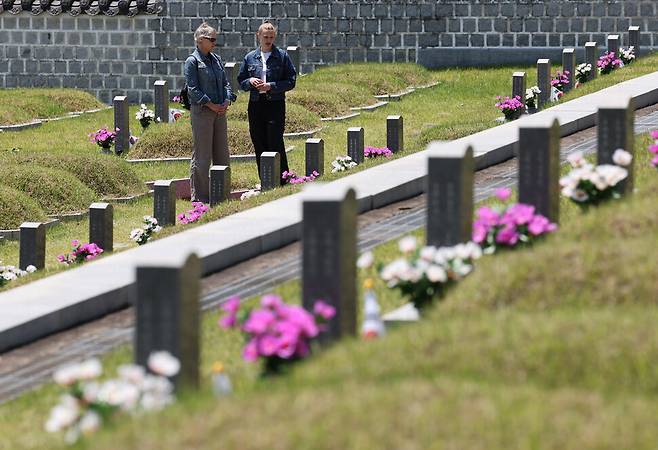 한국 여행 중인 스위스인 프란치스카(왼쪽)가 딸 린과 함께 묘소를 둘러보고 있다. 김영원 기자