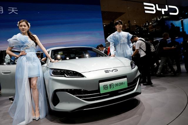 중국 BYD의 전기차가 지난달 베이징모터쇼에서 전시되고 있다. 베이징=로이터 연합뉴스