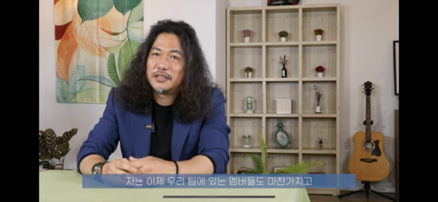 이상훈 해설위원이 유튜브 채널 ‘잡학다식스토리(잡스)’와의 인터뷰에서 기타 입문기와 밴드 what! 결성기 등을 설명하고 있다. 유튜브 채널 ‘이상훈Backer47 band What!’ 캡처