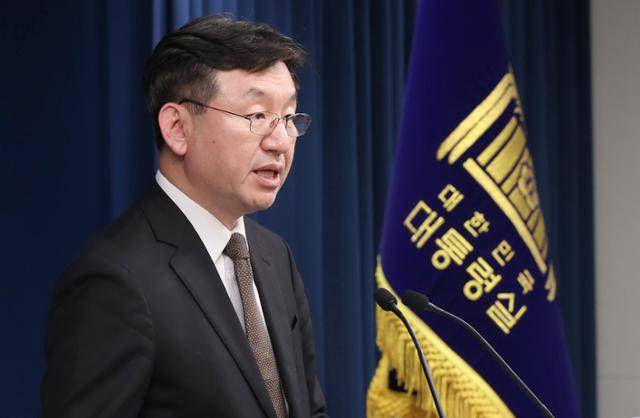 성태윤 정책실장이 14일 서울 용산 대통령실 청사에서 라인야후 사태에 대한 브리핑을 하고 있다. 서재훈 기자