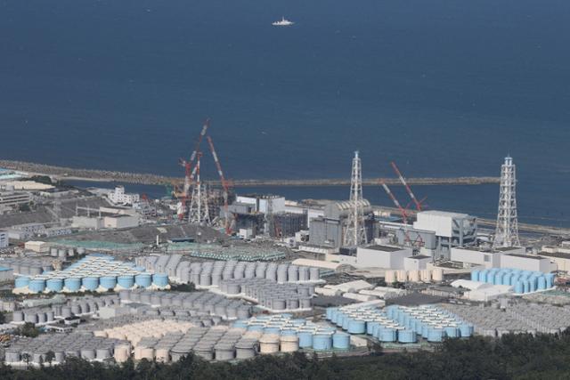 도쿄전력이 운영하는 후쿠시마 제1원자력발전소 전경. 오염수 방류가 개시된 지난해 8월 24일 원전 부지에 오염수 탱크가 가득하다. 후쿠시마=지지 AFP 연합뉴스
