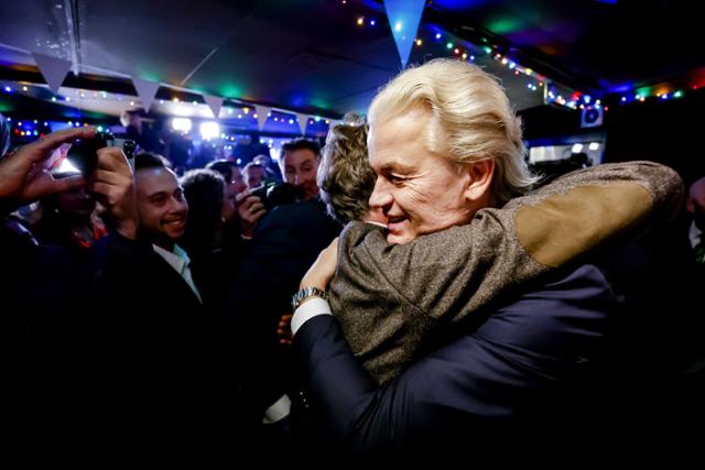네덜란드 극우 성향 정당인 자유당의 헤이르트 빌더르스(오른쪽) 대표가 지난해 11월 22일 네덜란드 스헤베닝겐에서 총선 승리 결과를 확인한 후 관계자와 끌어안고 있다. 스헤베닝겐=EPA 연합뉴스