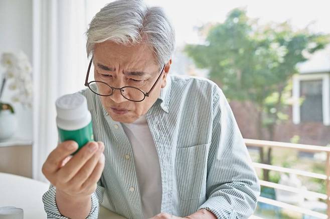 고령자는 약물부작용 위험이 상승하므로 진통제를 복용 전 성분을 따지는 게 안전하다. /게티이미지뱅크