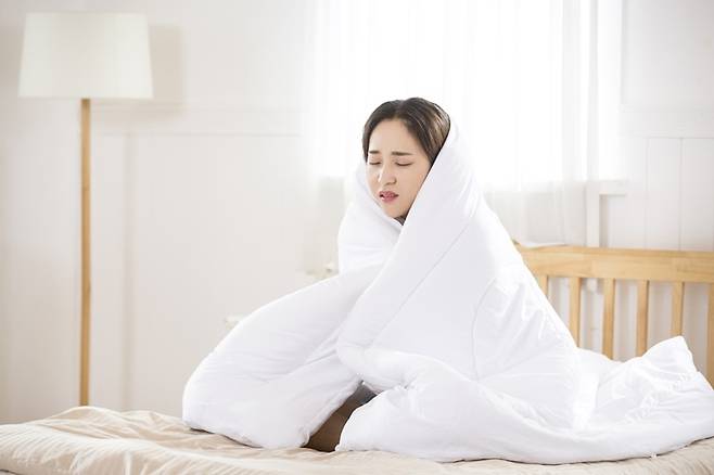 근육이 부족하거나 뱃살이 많은 사람은 추위를 더 많이 느낄 수 있다./사진=클립아트코리아