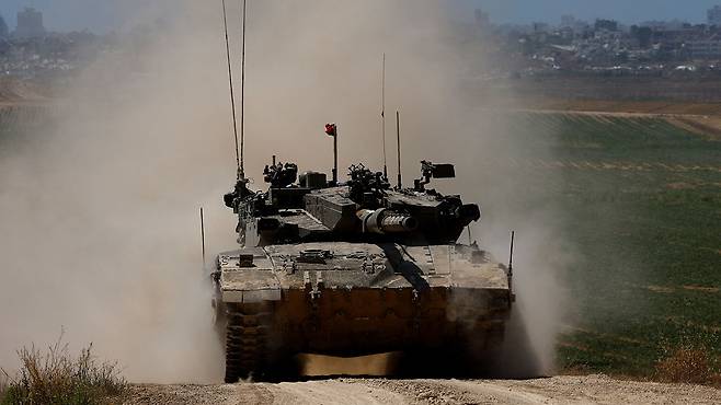 15일(현지시간) 가자지구 접경지 이동 중인 이스라엘군 전차 [사진 제공: 연합뉴스]