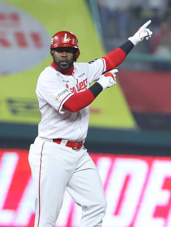 4월 16일 인천 KIA 타이거즈전에서 2루타를 친 뒤 세리머니를 하는 에레디아. 연합뉴스