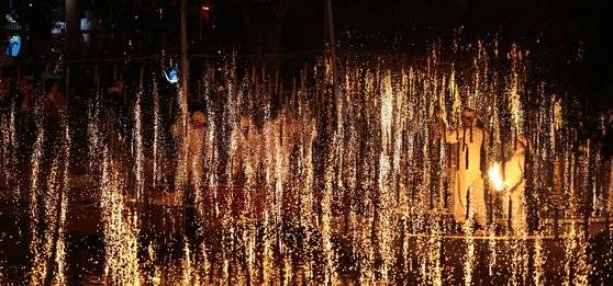 부처님 오신 날을 하루 앞둔 14일 오후 경남 함안군 무진정에서 제31회 함안 낙화놀이 공개행사가 진행되고 있다. 연합뉴스