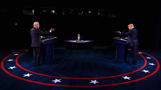 2020년 10월 22일(현지시간) 미국 테네시주 내슈빌 벨몬트대학에서 열린 대선 후보 2차 TV토론회에서 당시 조 바이든(왼쪽) 민주당 후보와 도널드 트럼프(오른쪽) 공화당 후보가 서로를 향해 제스처를 하고 있다. AFP=연합뉴스