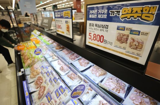 이마트가 먹거리와 생필품 60종을 초저가로 제공하는 '가격 역주행' 할인 행사를 열고 있다. 연합뉴스
