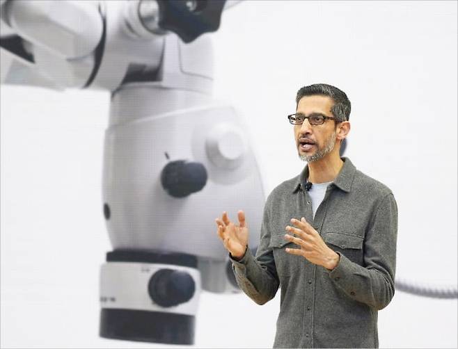 순다르 피차이 구글 최고경영자(CEO)가 14일(현지시간) 열린 ‘구글 연례 개발자 회의(I/O)’에서 제미나이의 새로운 기능을 소개하고 있다.   /AP연합뉴스