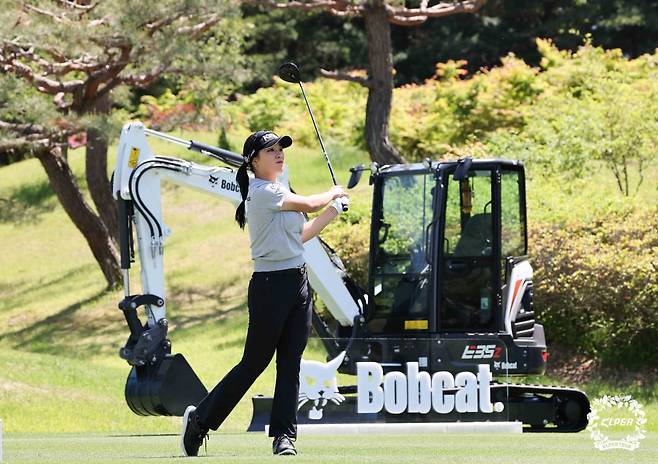 윤이나가 16일 한국여자프로골프(KLPGA)투어 두산 매치플레이 조별리그 2차전 18번홀에서 티샷을 하고 있다. KLPGA제공