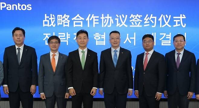 중국 베이징 시노트랜스 본사에서 LX판토스 이용호 대표(왼쪽에서 세번째), 시노트랜스 송롱 총경리(네번째) 등 양사 관계자들이 MOU 체결 기념 사진을 촬영하고 있다. LX판토스 제공