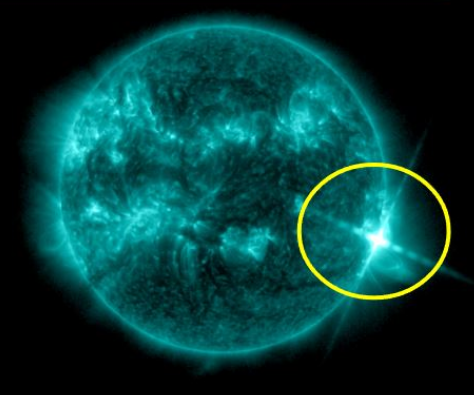 미국의 태양 관측 인공위성에 15일(미국시간) 발생한 흑점 폭발 장면(노란색 원)이 포착됐다. 미국 해양대기청(NOAA) 제공