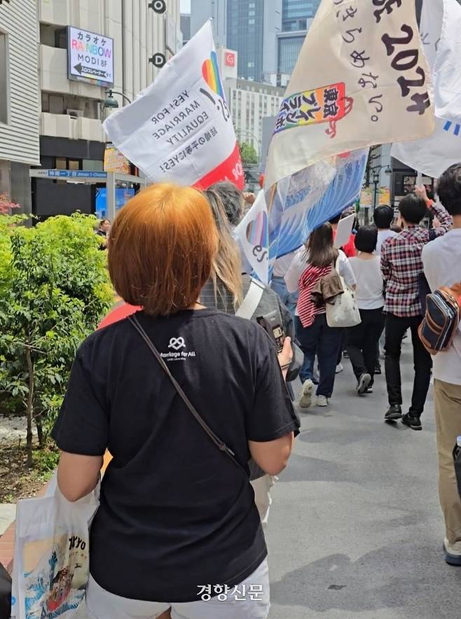 ‘성소수자와 함께하는 상담사 모임, 다다름’의 대표 박도담씨(맨 뒤쪽 뒷모습)가 지난달 21일 일본 도쿄에서 열린 퀴어문화축제에서 행진하고 있다. 박씨 제공