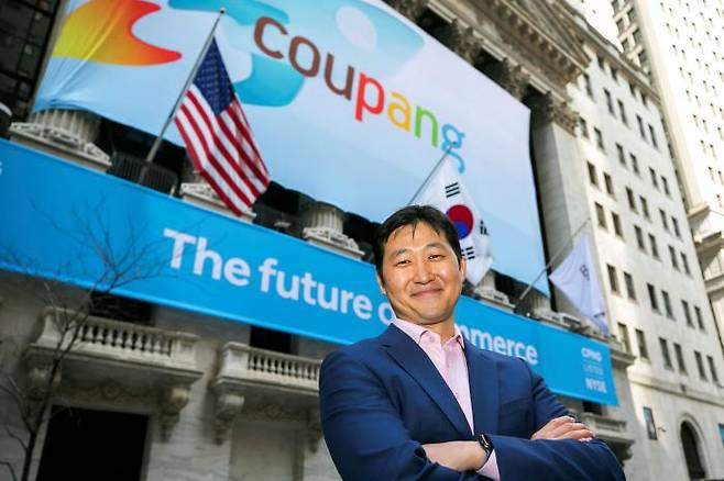 Kim Beom-seok, Chairman of the Board of Directors of Coupang, poses in front of the New York Stock Exchange (NYSE) in New York, United States. Courtesy of Coupang