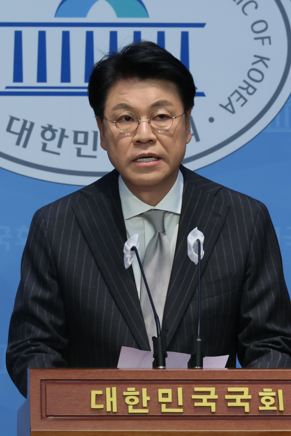국민의힘 장제원 의원이 지난해 12월 12일 국회 소통관에서 기자회견을 열고 22대 총선 불출마 선언을 하고 있다. 연합뉴스