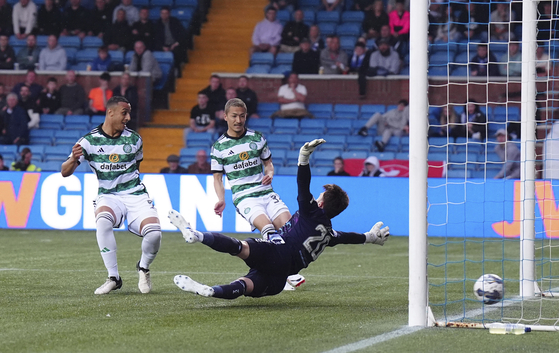 Celtic's Adam Idah scores their side's first goal of the game during the match against Kilmarnock at Rugby Park in Kilmarnock, Scotland on Wednesday. [AP/YONHAP]