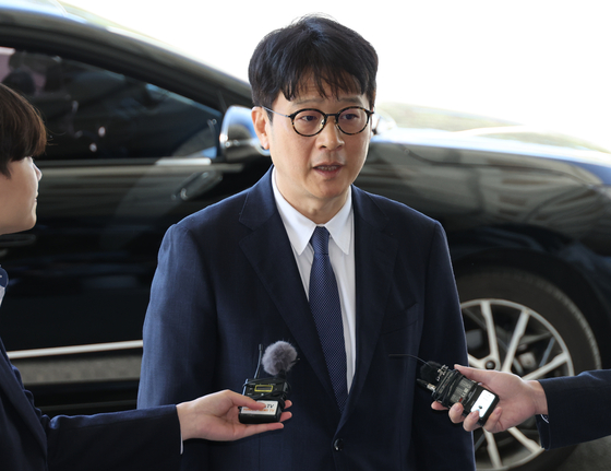 Lee Chang-soo, the new chief of the Seoul Central District Prosecutors Office, responds to reporters' questions as he arrives at work for the first time on Thursday. [YONHAP]