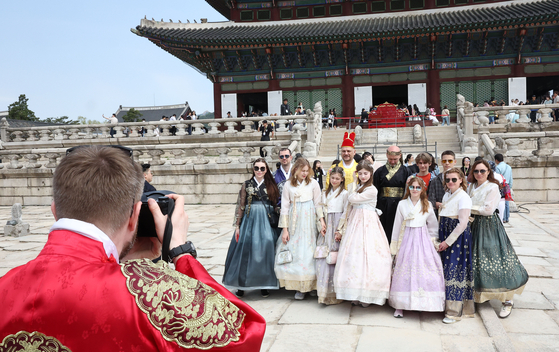 Foreign tourists take photos near Gyeongbok Palace in central Seoul on May 1. [YONHAP]