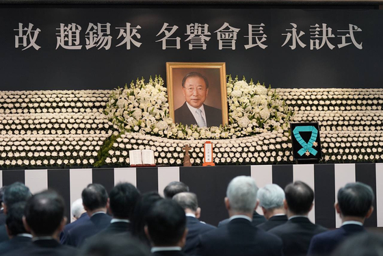Hyosung Group executives and employees attend a funeral ceremony held for late honorary chairman Cho Suck-rai at the company’s headquarters in Mapo District, western Seoul, on April 2, following his death at the age of 89 on March 29. [YONHAP]