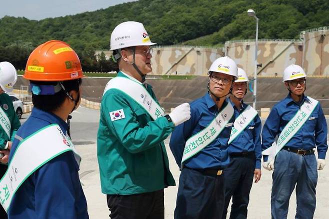 최문규 한국석유공사 기획재무본부장(오른쪽 네 번째)이 용인 비축기지에서 대한민국 안전大전환 집중 안전점검을 하고 석유비축 탱크를 둘러보고 있다. 한국석유공사 