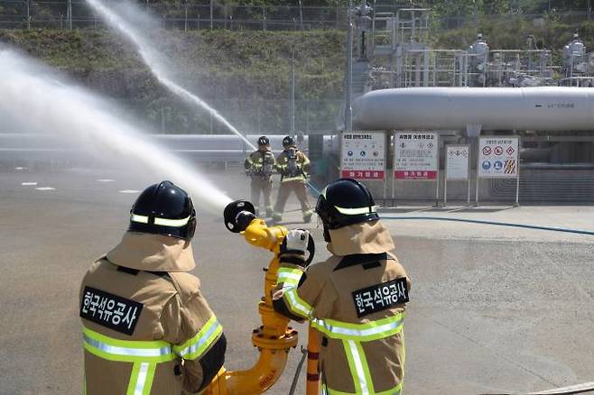지난 3일 한국석유공사는 울산 석유비축기지에서 울주군과 공동으로 행정안전부 주관 ‘2024년 재난대응 안전한국훈련을 실시했다. 한국석유공사 