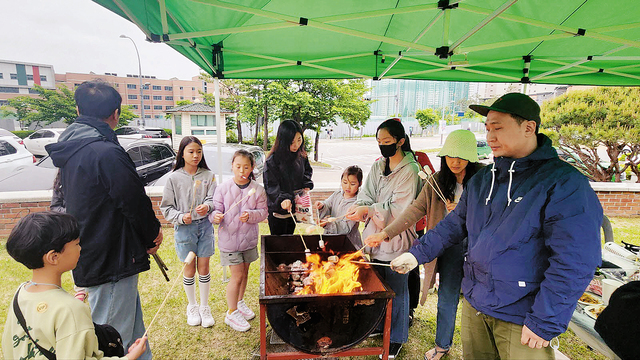 경기도 용인 목양감리교회가 15일 마련한 ‘텐트 밖은 우리 교회’ 캠핑 현장. 목장별로 모인 성도들이 모닥불을 피워놓고 자녀들과 함께 마시멜로를 굽고 있다.