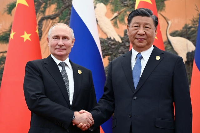 2023년 10월 중국 베이징 인민대회당에서 열린 제3차 일대일로 국제협력 정상포럼에서 만난 블라디미르 푸틴 러시아 대통령과 시진핑 중국 국가주석. AP뉴시스
