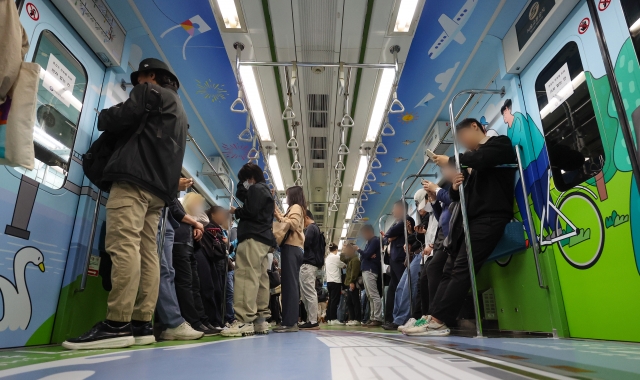 16일 오전 의자 없이 운행하는 서울 지하철 7호선 열차에 승객이 탑승해 있다. 연합뉴스