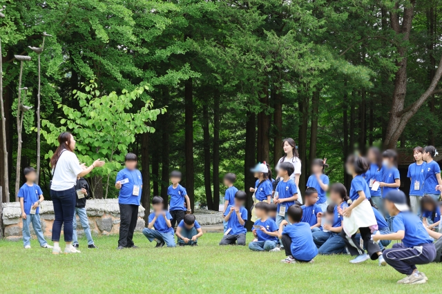 우리들의크리스천커뮤니티(우크) 청년들이 경기도 화성의 보육원인 신명아이마루에서 지내는 초등생들과 15일 강원도 춘천 남이섬에서 놀이하는 모습. 우크 제공