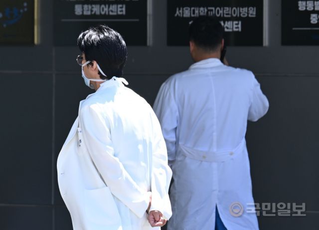 16일 서울 종로구 서울대학교병원에서 의료진이 걸어가는 모습. 서울고법은 이날 정부의 의과대학 증원에 대해 제기된 집행정지를 각하 및 기각 결정했다. 윤웅 기자