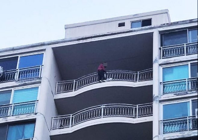 16일 오전 5시 24분께 경기도 안양시 동안구의 한 아파트 15층에서 한 여성이 발코니 난간을 잡고 서 있다가 출동한 구조대에 의해 무사히 구조됐다. [사진 출처 = 경기도소방재난본부]