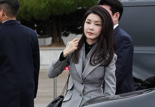 윤석열 대통령과 네덜란드를 국빈 방문하는 김건희 여사가 지난해 12월 11일 경기 성남 서울공항에 도착해 이동하고 있다.[사진 제공=연합뉴스]