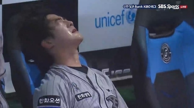 장지수가 9일 부산 롯데전에서 눈물을 흘리고 있다. 사진=SBS SPORTS 중계 화면 캡처