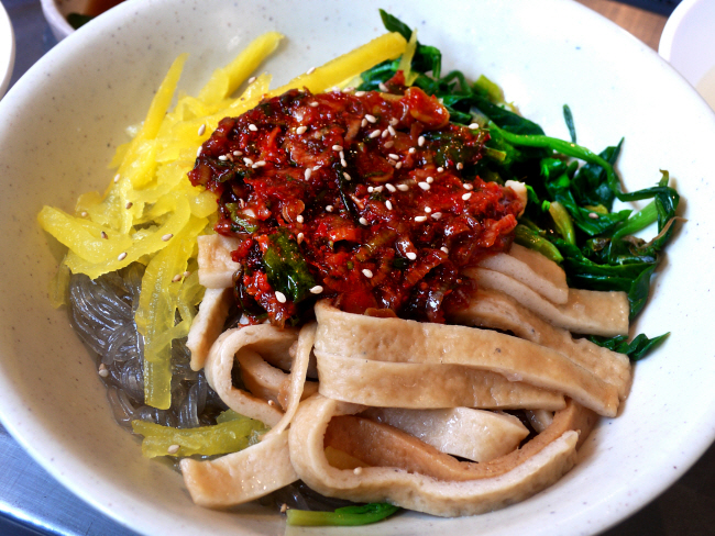 부산 부평동 ‘깡통골목 원조 비빔당면’의 비빔당면.