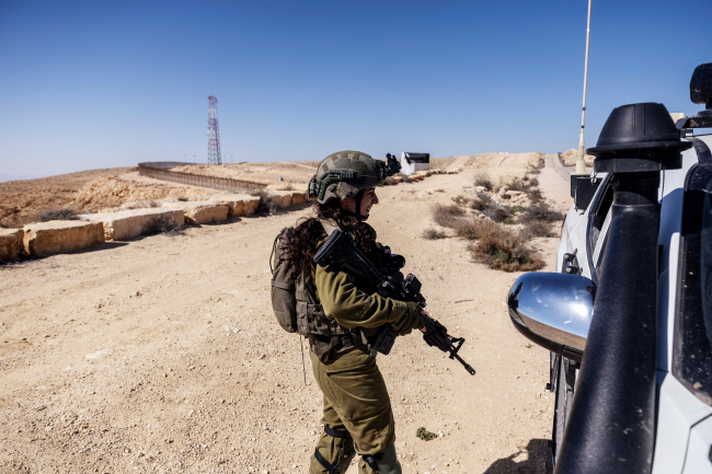 지난 2월 21일 이스라엘 혼성 보병 부대인 바르델라스 대대 소속 여군 전투병이 이집트 접경 지역에서 순찰을 돌고 있다.   로이터 연합뉴스