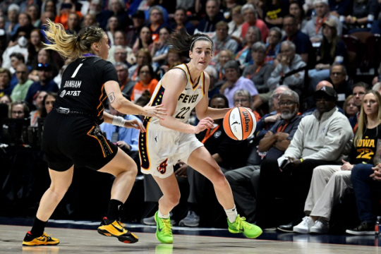 WNBA 인디애나 피버의 케이틀린 클라크(오른쪽)가 15일(한국시간) 미국 코네티컷주 언캐스빌의 모히건 선 아레나에서 열린 코네티컷 선과 경기에서 드리블 돌파를 시도하고 있다. AP뉴시스