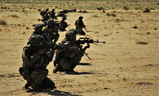 한미 훈련단 장병들이  지난달 17일부터 이달 14일까지 미국 캘리포니아주 모하비 사막에 있는 국립훈련센터(NCT)에 전개된 전술집결지 점령 후, 주위를 경계하고 있다. 육군 제공
